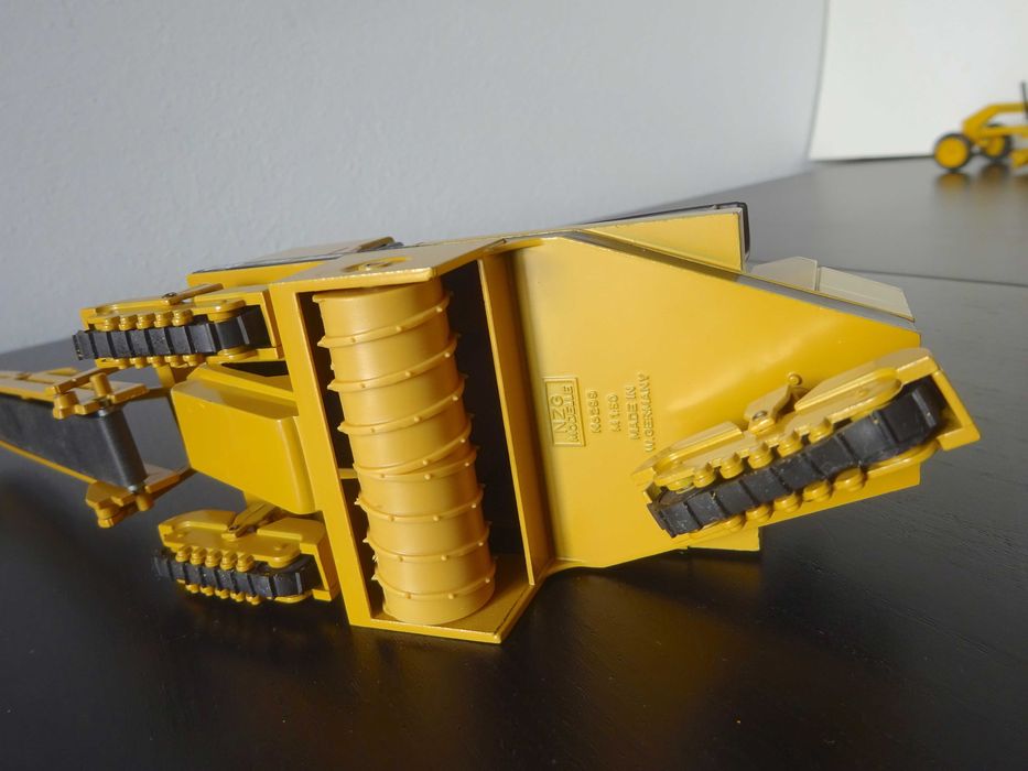 1:50 NZG 299 CAT PR 450 Cold Miller