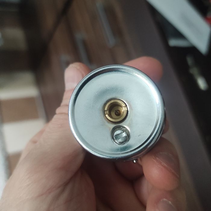 Zapalniczka vintage w kształcie jajka.