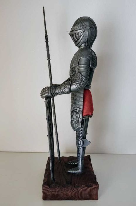 Soldado medieval estatueta metal base madeira