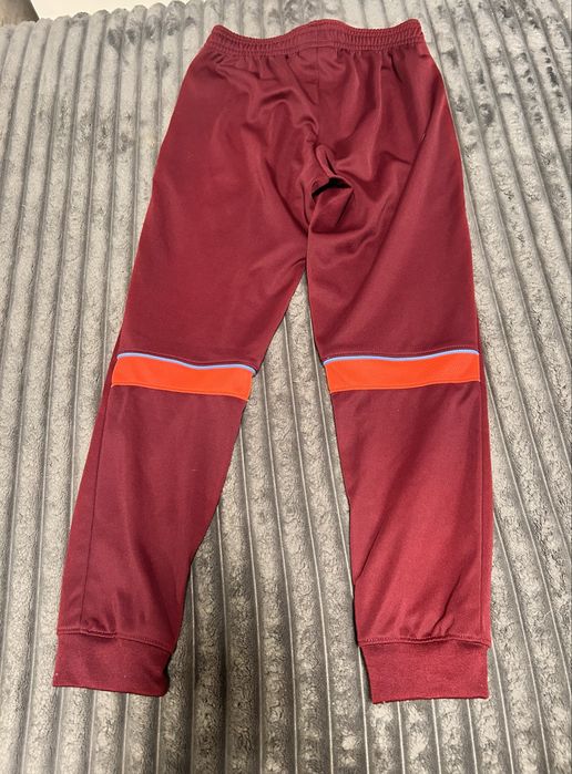 Dres dla dziewczynki 122-128 idealny stan NIKE