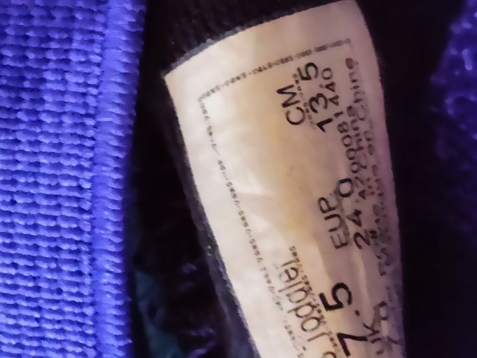 Buty, tenisówki dziecięce zapinane na rzepy.