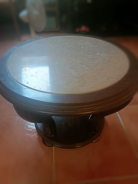 Mesa de centro com tampo de mármore