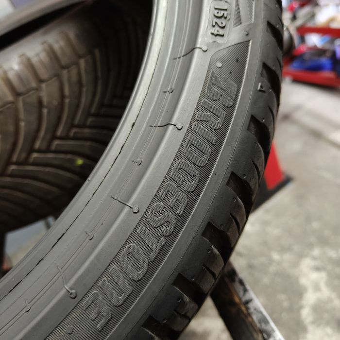 225/40/18 XL Sprzedam parę opon całorocznych Bridgestone