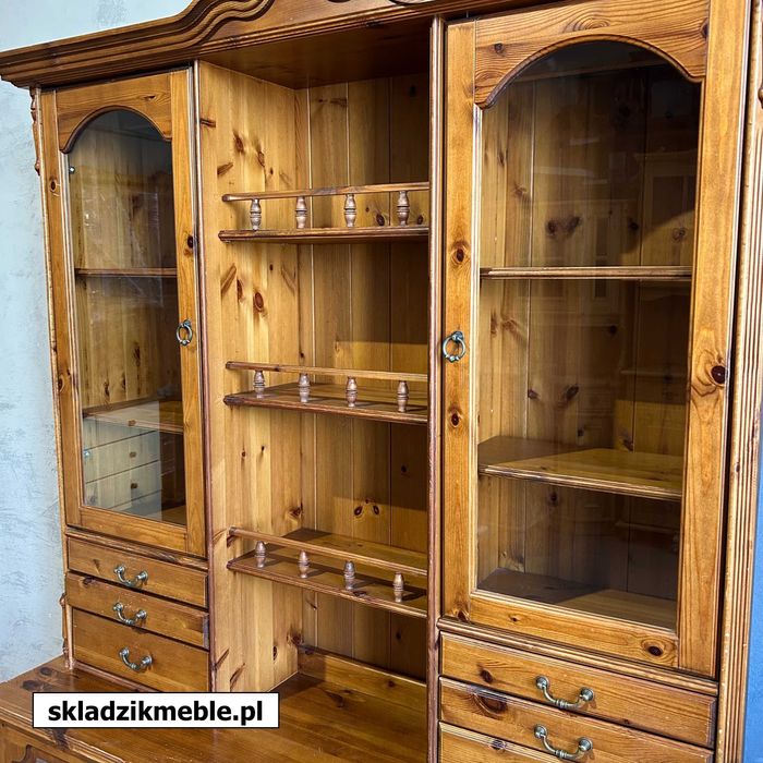 010325 Kredens sosnowy wysoki w odcieniu mahoń