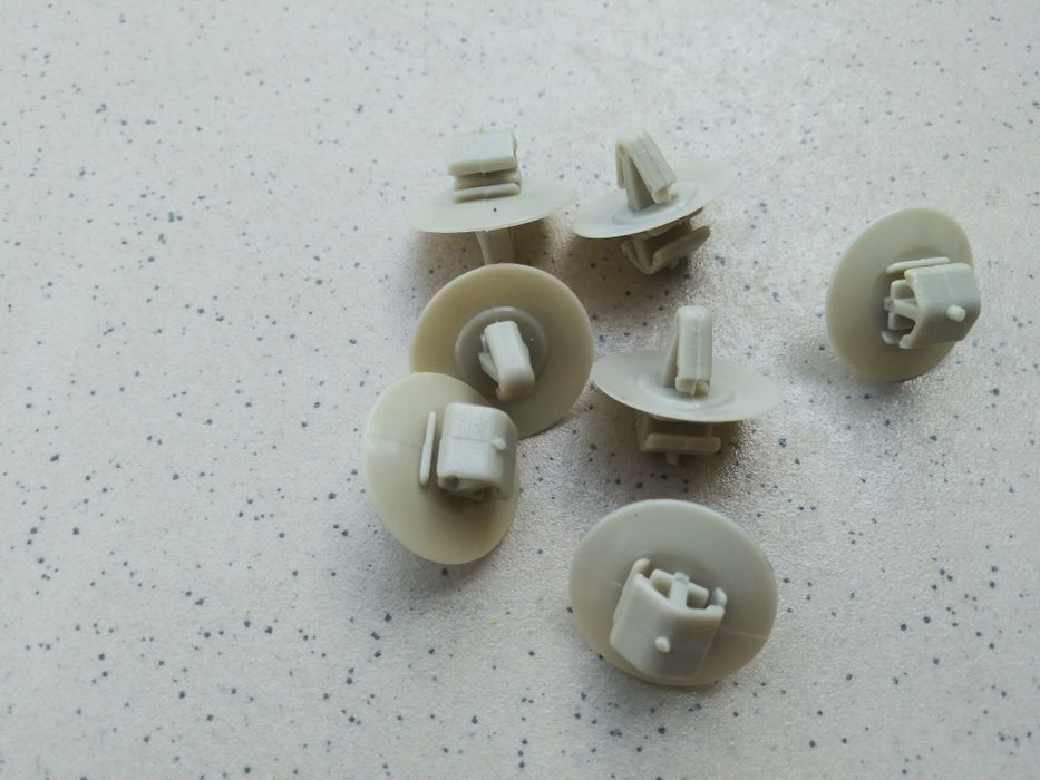 Клипса молдингов Renault Trafic, Opel Vivaro, Nissan Primastar.