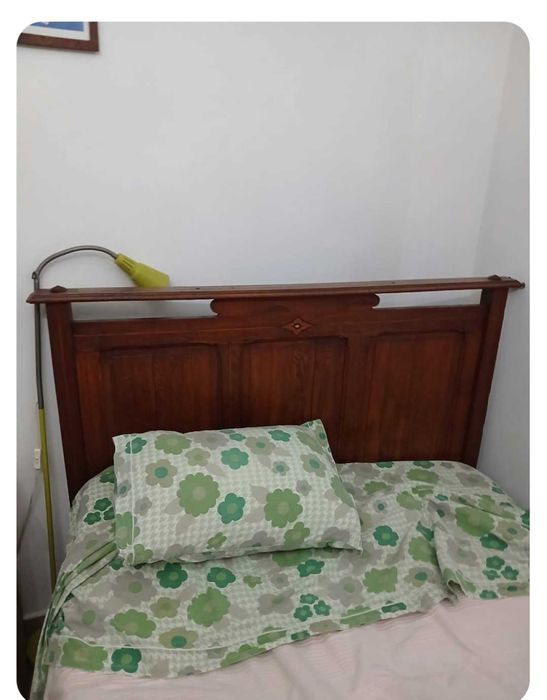 Cama antiga de casal em madeira de castanho