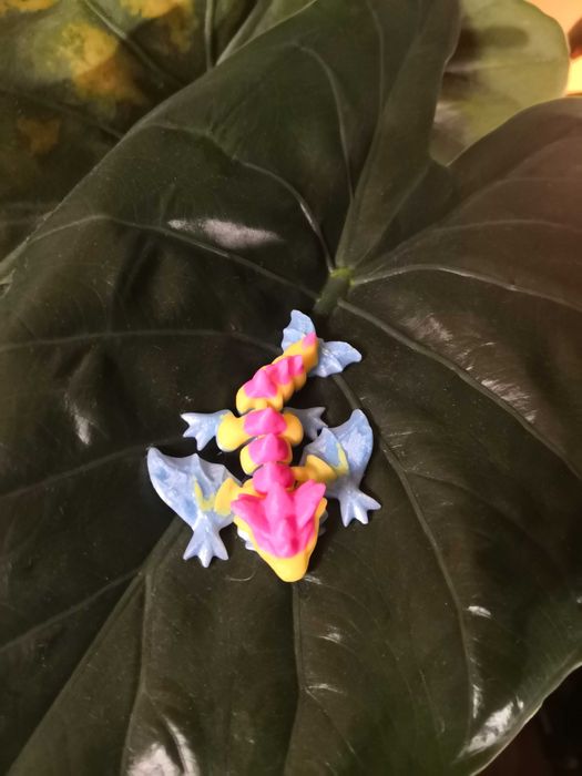 Smok wiwerna figurka rzeźba zawieszka breloczek 4 kolory 7cm