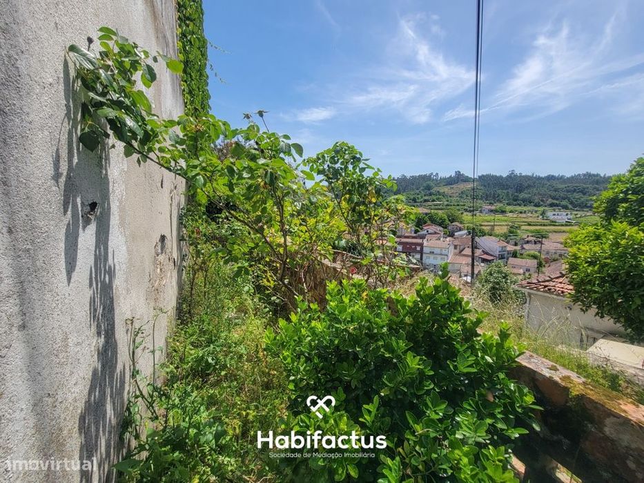 Moradia Isolada T2, para Reconstrução, c/ Varanda e 2 Terrenos á Venda
