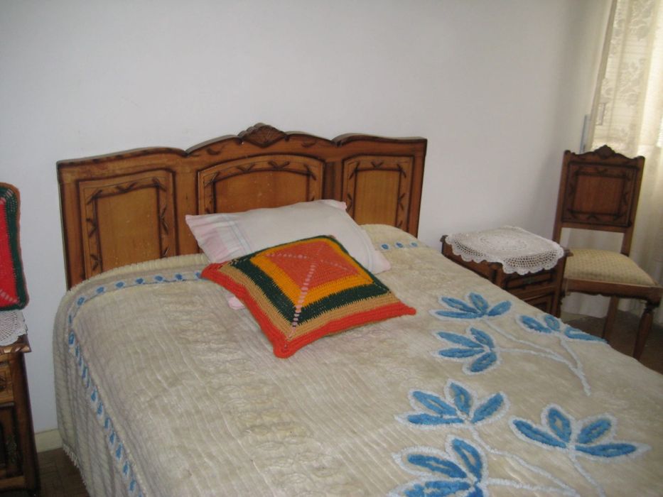 Cómoda,  mesas de cabeceira  cadeiras e oferta de cama.