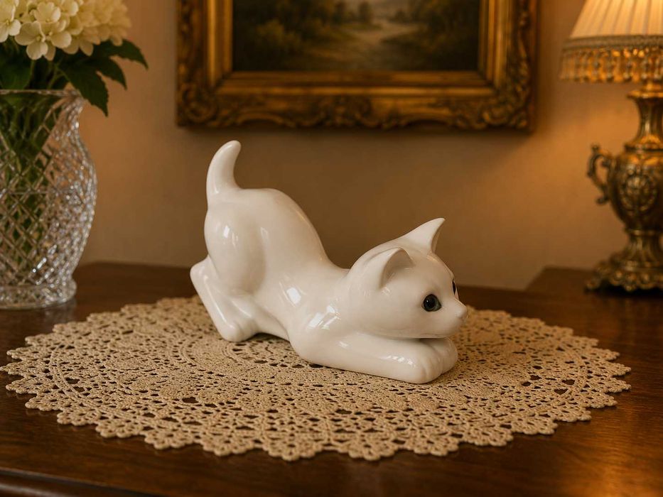 Gato Branco em Posição de Caça – Estatueta em Cerâmica