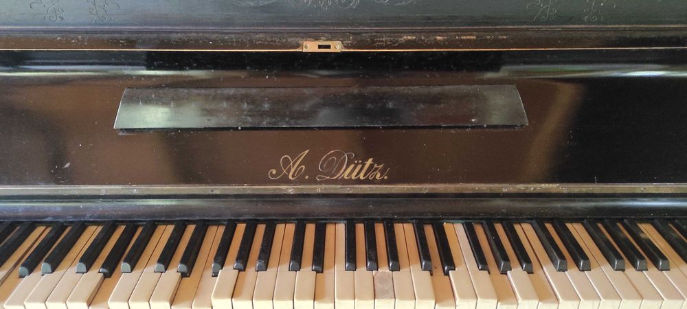 A.Dütz. Pianino niesprawne. Dekoracja