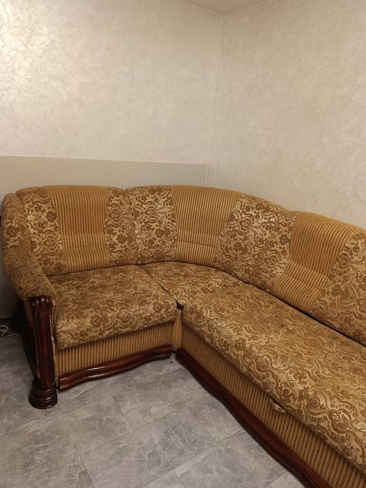 Продам кутовий диван.