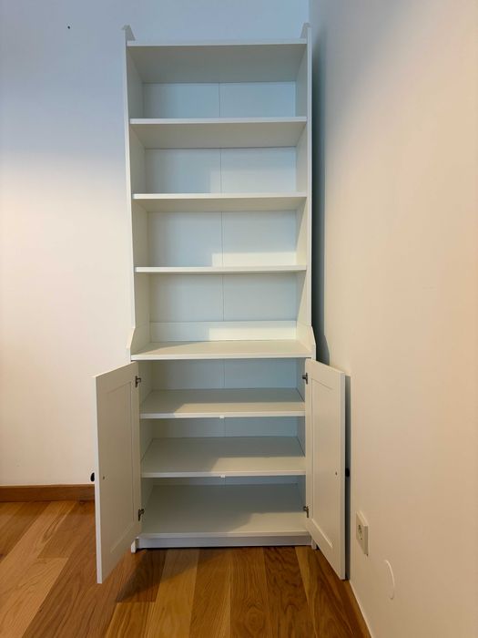 Estante branca com portas e prateleiras - IKEA HAUGA