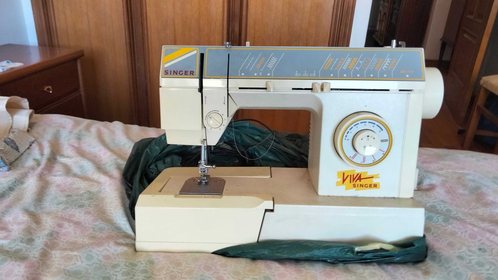 Vende se máquina de costura