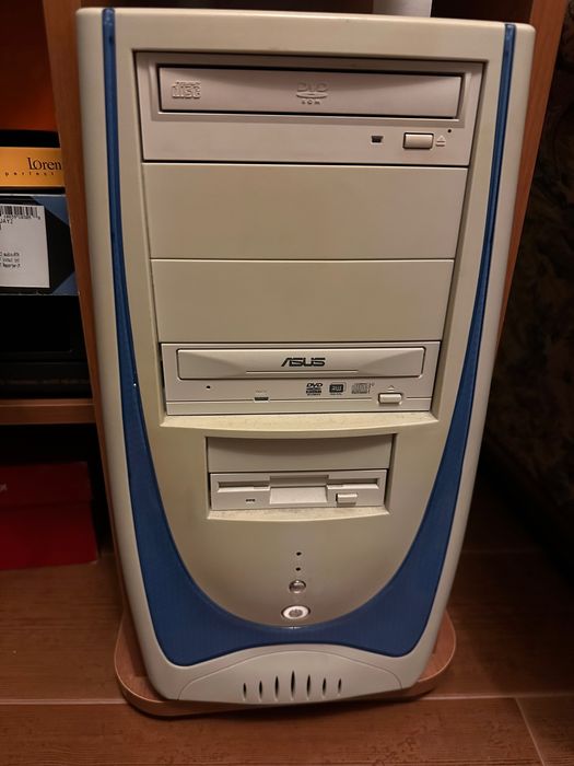 Torre de computador com leitor e gravador de dvd