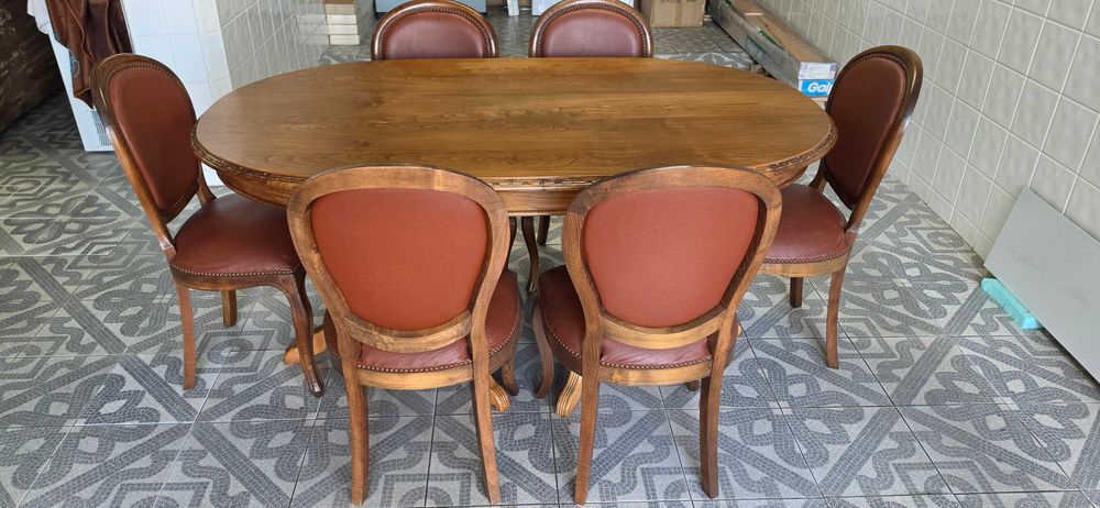 Mesa de Madeira com 6 Cadeiras de Madeira e Couro