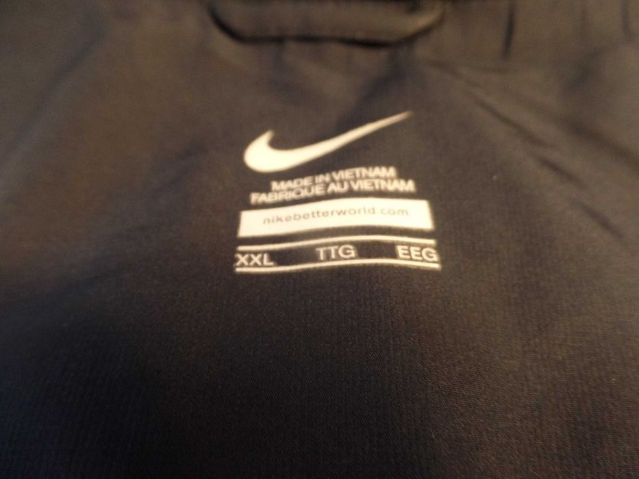 3 Casacos usados 2 da Nike 1 da Bershka XXL (BY)