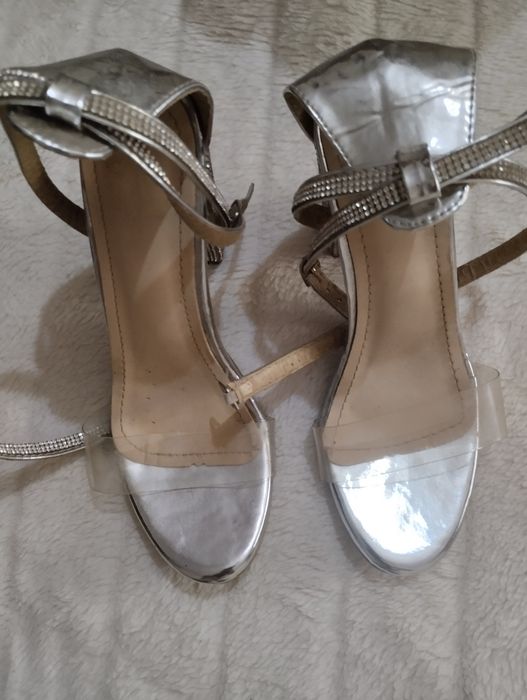 Sandálias novas nunca usadas