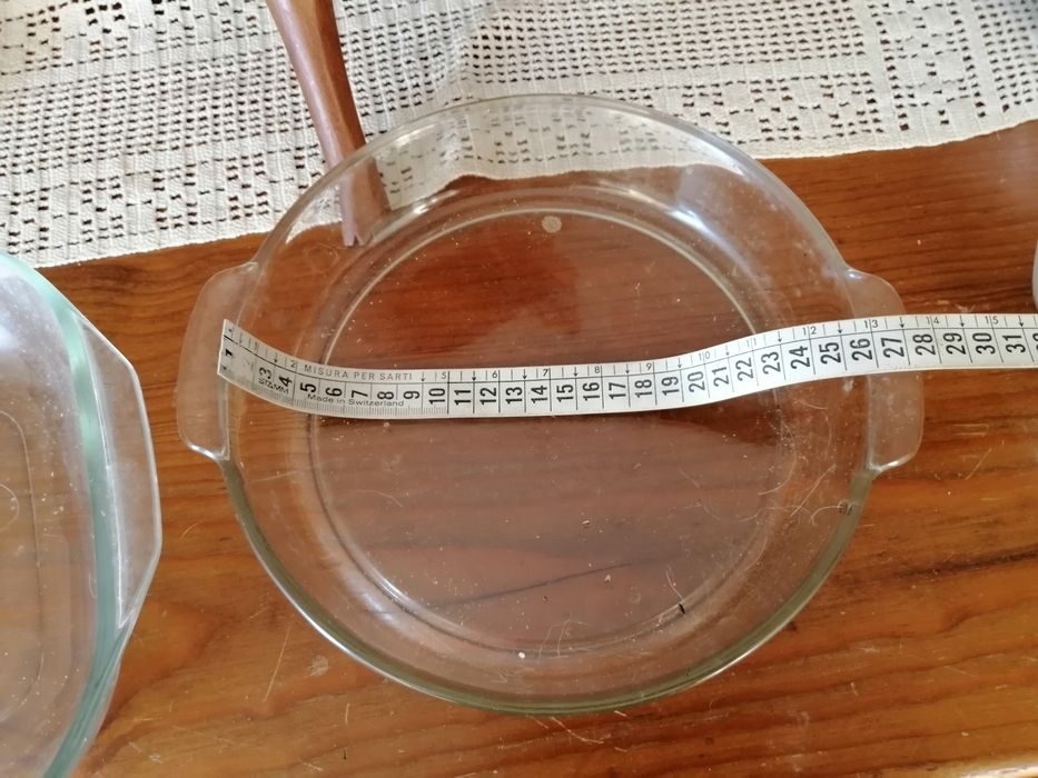 Várias travessas de vidro