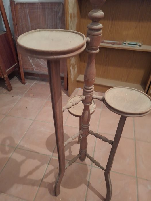 Suporte em madeira para vasos com plantas.. Peça muito antiga. Estou a