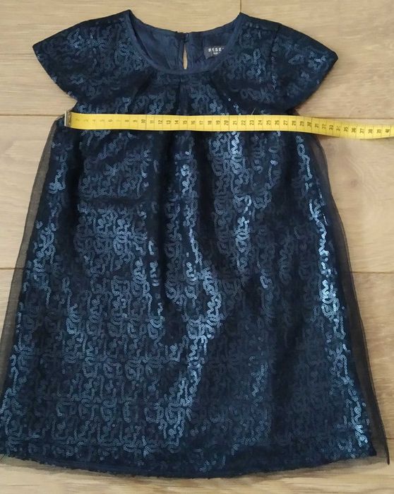 Piękna cekinowa sukienka rozmiar 104