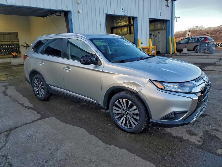 Mitsubishi Outlander SE      2020