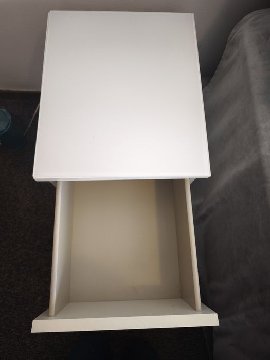 Mesinha de Cabeceira IKEA com cobertura em vidro
