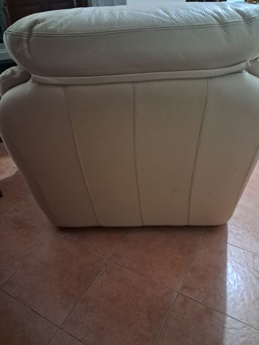 Sofá em pele em bege