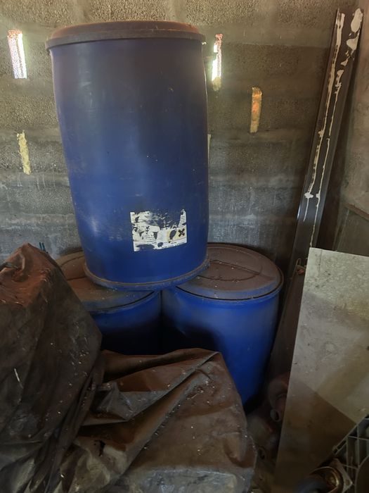 Escadas, barris e bidons