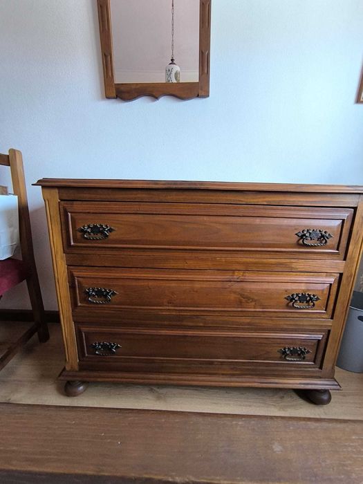 Cama madeira castanho + 2 mesas cabeceira + cómoda