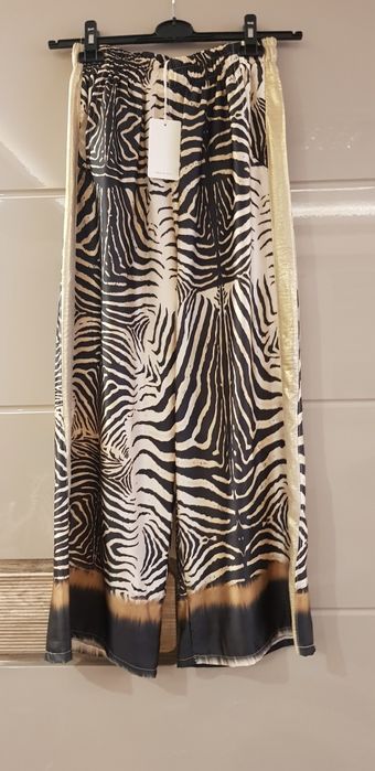 Komplet spodnie z bluzką rozpinaną zebra