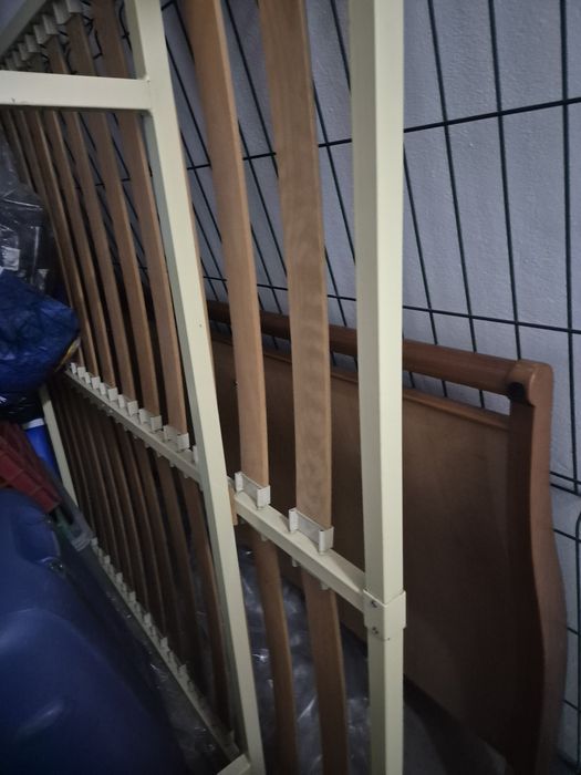 Cama de casal em madeira