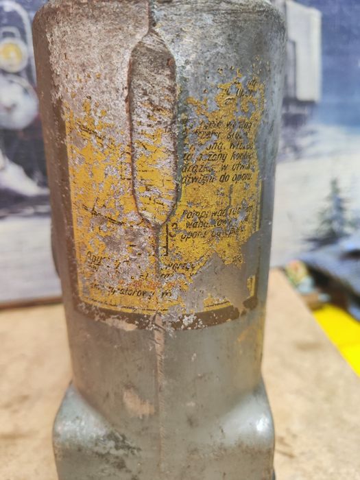 Stary podnośnik hydrauliczny z PRL