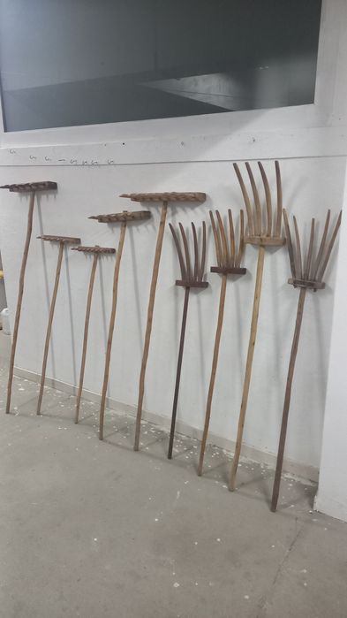 Conjunto de Ferramentas Agrícolas Antigas em Madeira (Ancinhos e Forquilhas)