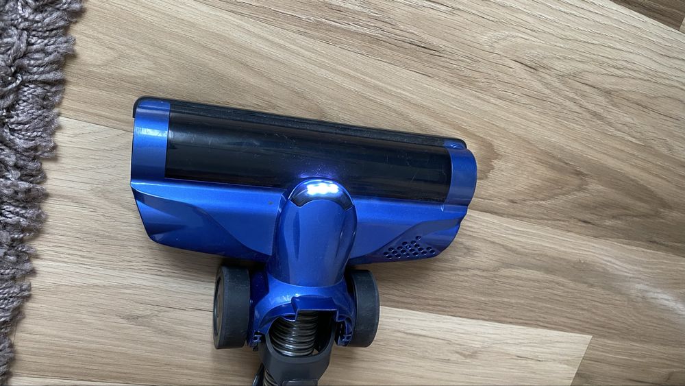 Dwa odkurzacze reczne.