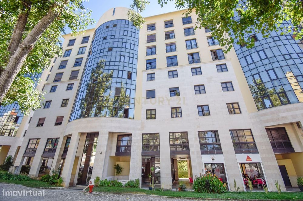 Escritório com 162 m², entrada independente e 2 lugares de garagem nas