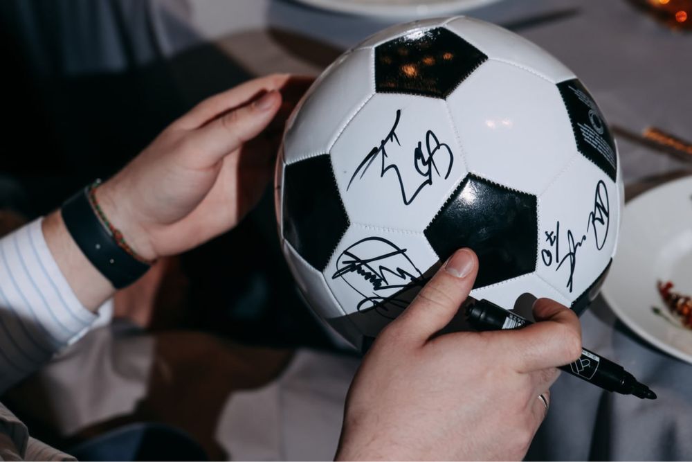 Ведучий саксофоніст діджей фото зона на весліля день народження