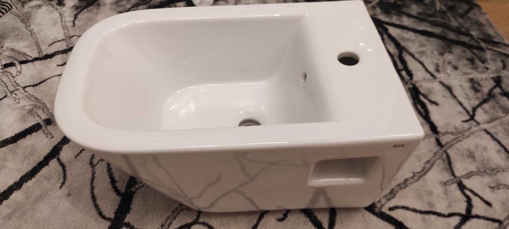 Nowy bidet Roca Gap Square