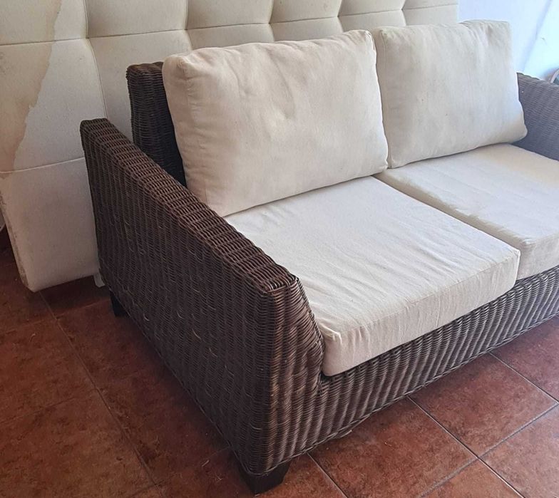 Sofá em vime com 2 almofadas em tecido cru
