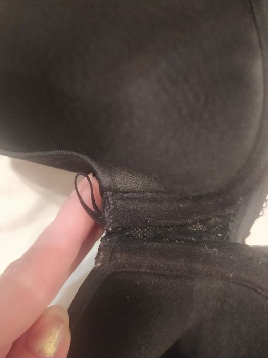 Biustonosz czarny z fiszbinami, bez pushupu, regulowane ramiączka