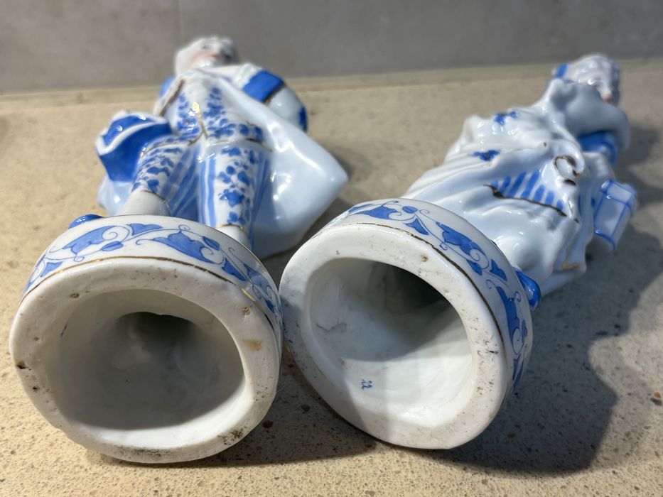 Lindo antigo par de figuras rococcó em porcelana europeia