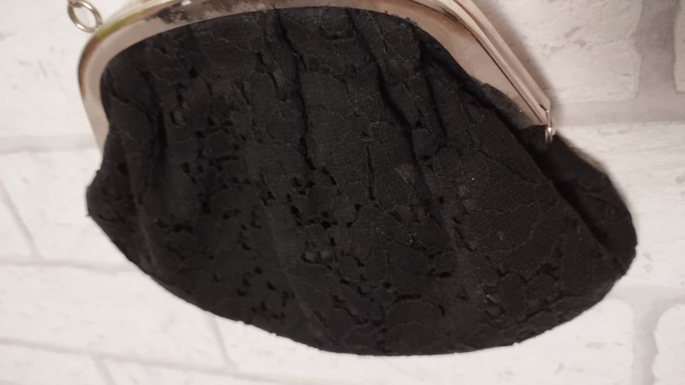 Mała torebka na łańcuszku