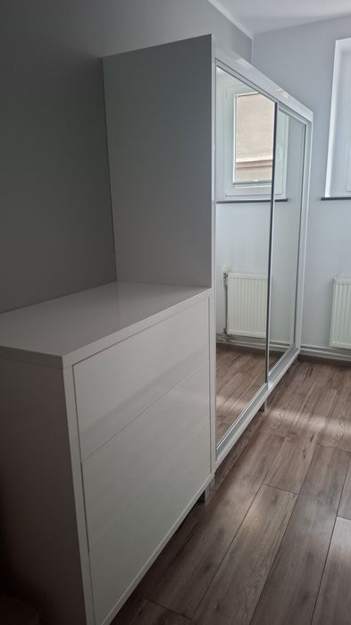 Szafa przesuwna z lustrami
