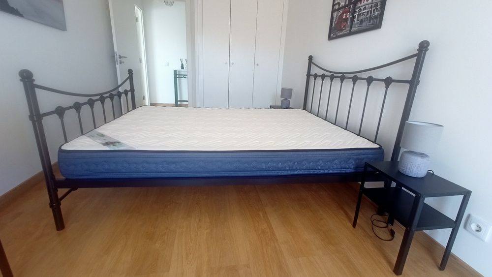 Com estrado e colchão incluído.
Oferta 2 mesas de cabeceira e 2 candeeiros
Com estrado e colchão incluído.
Oferta 2 mesas de cabeceira e 2 candeeiros