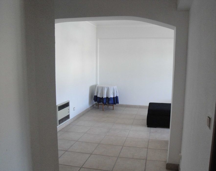 Arrenda-se apartamento mobilado T2, estudantes ou casal, a 10 minutos do centro de Lisboa, junto ao metro de Odivelas. Área calma bons espaços verdes.