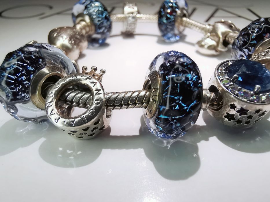 Bransoletka Pandora z zawieszkami.