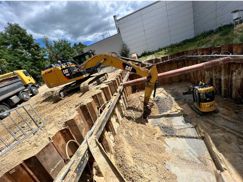 Wynajem ładowarki cat 908 z widłami