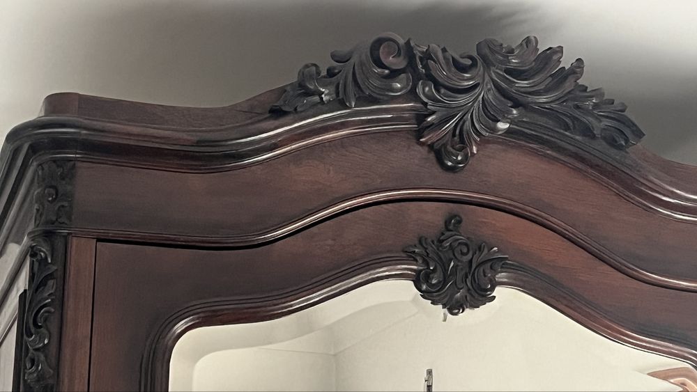 Guarda-roupa antigo com espelho