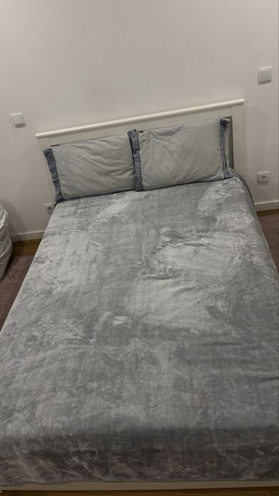 Cama casal espaçosa com colções