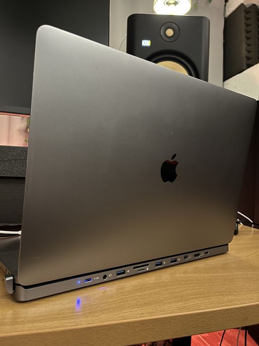 Macbook pro 16” i9 16gb ram 1Tb ssd touchbar